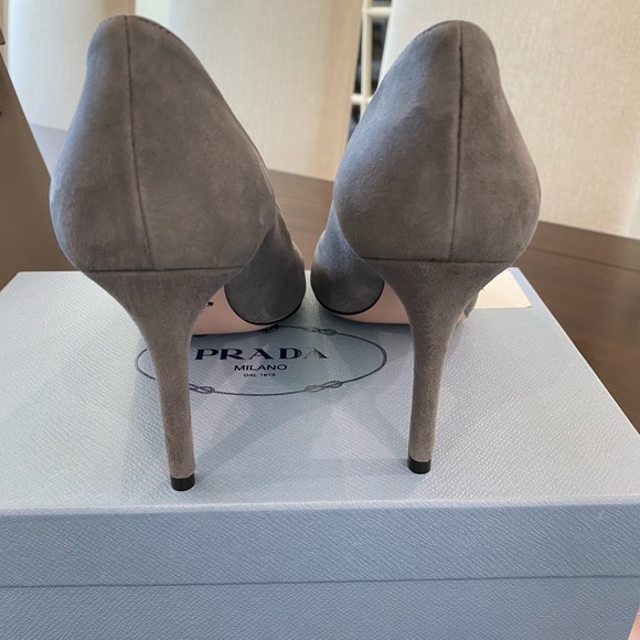 Prada Nebbia (Gray) Suede Pointed Toe Scalloped Edge Pumps Size EU 38.5 - Picture 10 of 12